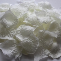 Лепестки роз, ткань  5,5 х 4,5 см, 144 шт. белые
