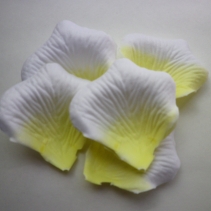 Лепестки роз, ткань  5,5 х 4,5 см, 144 шт бело- лимонный