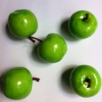 Яблоко зеленое 3  см упаковка 10 шт