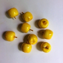 Яблочки маленькие 1,5 - 2 см  упаковка 10 шт желтое
