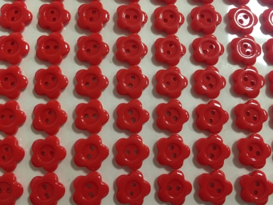 Пуговки для скрапбукинга на клейкой основе Цветок 10 мм 77 шт красные