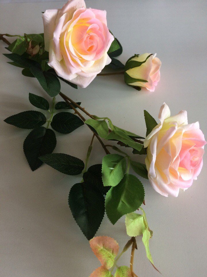 Роза ткань 3 цветка 2 бутона 80 см бело - розовая