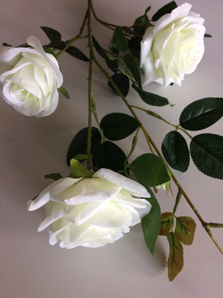 Роза ткань 3 цветка 2 бутона 80 см белая